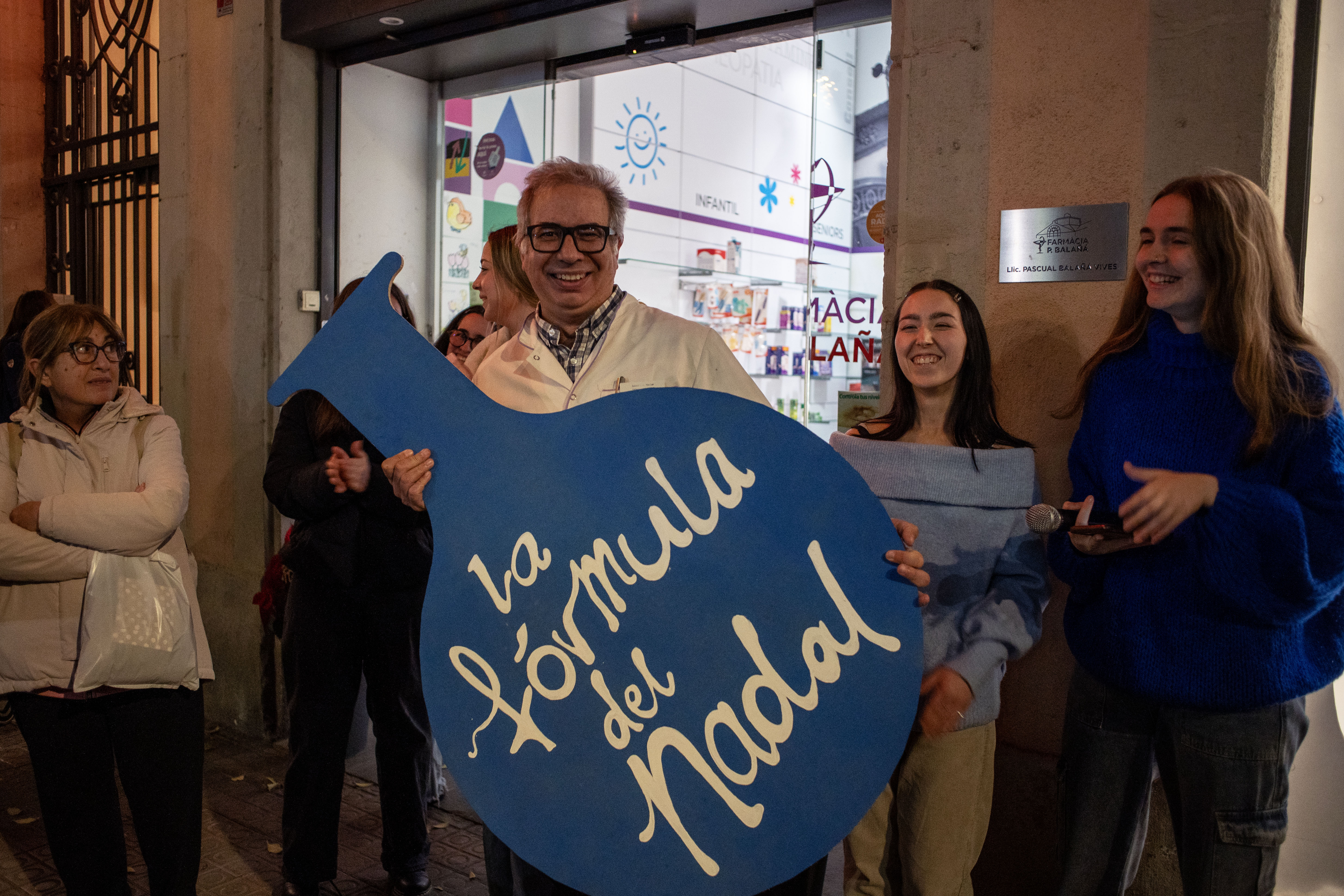 La farmacia P. Balañá Vives y Fil i Fet, escaparates ganadores de “Las luces de Navidad iluminan el comercio” en Sant Antoni y el Poble-sec 13 La farmacia P. Balañá Vives y Fil i Fet, escaparates ganadores de “Las luces de Navidad iluminan el comercio” en Sant Antoni y el Poble-sec | Barcelona Creativity & Design Foundation