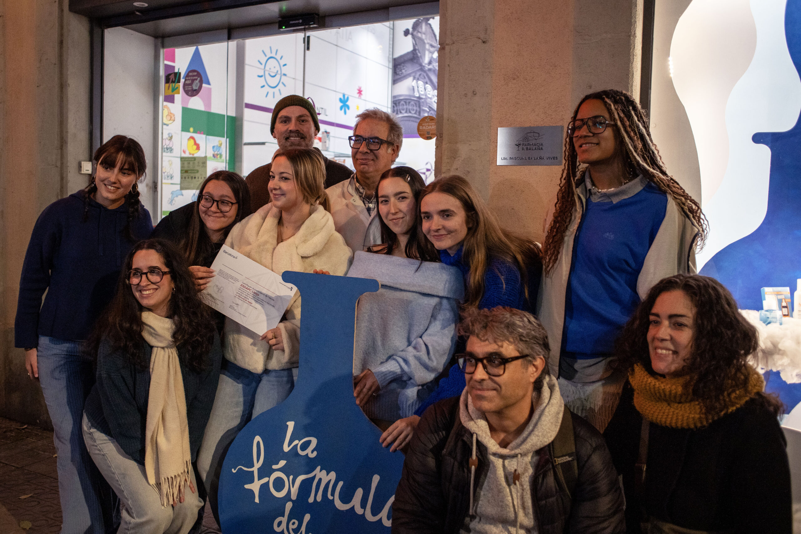 La farmacia P. Balañá Vives y Fil i Fet, escaparates ganadores de “Las luces de Navidad iluminan el comercio” en Sant Antoni y el Poble-sec 14 La farmacia P. Balañá Vives y Fil i Fet, escaparates ganadores de “Las luces de Navidad iluminan el comercio” en Sant Antoni y el Poble-sec | Barcelona Creativity & Design Foundation