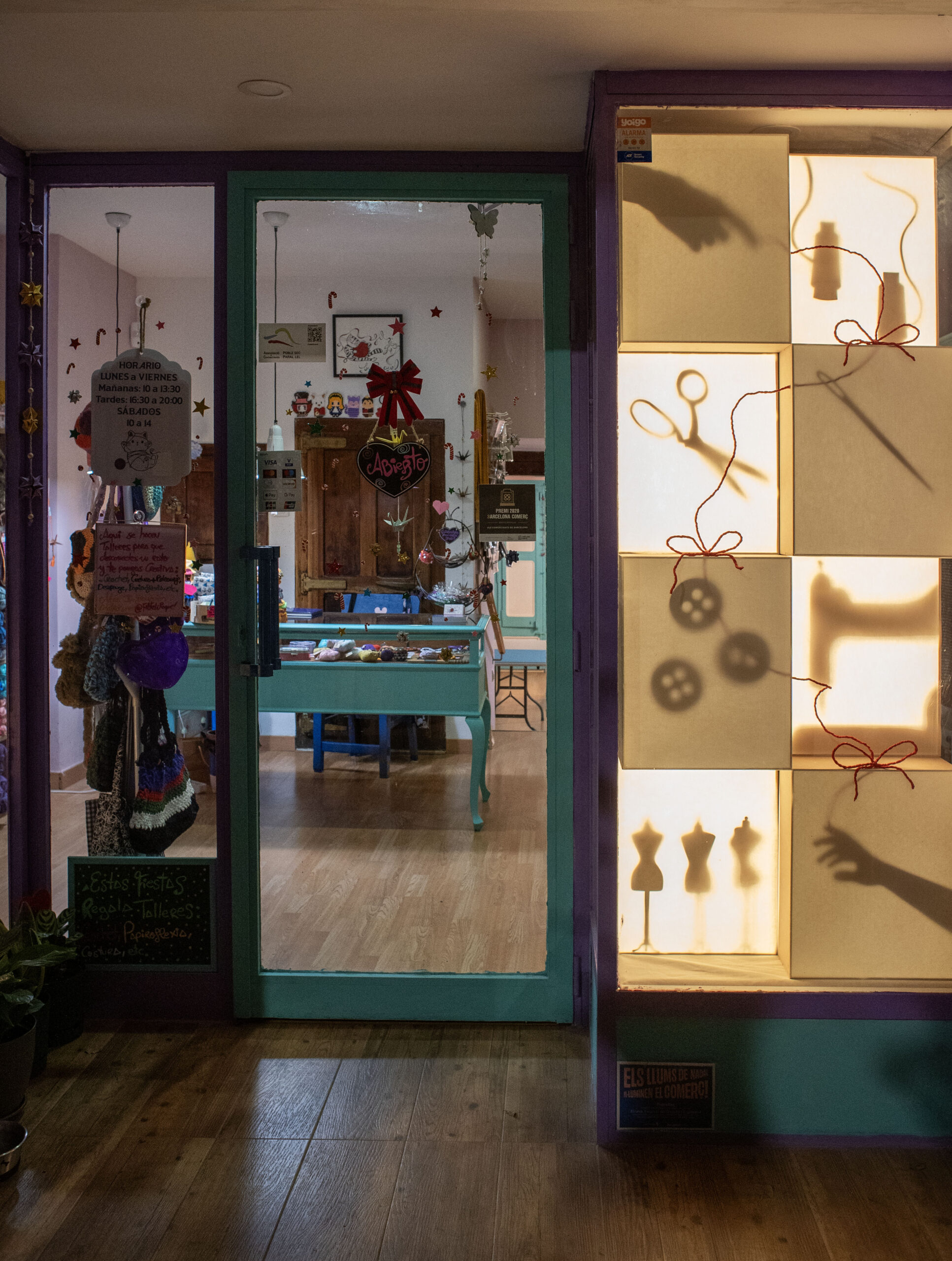 La farmacia P. Balañá Vives y Fil i Fet, escaparates ganadores de “Las luces de Navidad iluminan el comercio” en Sant Antoni y el Poble-sec 24 La farmacia P. Balañá Vives y Fil i Fet, escaparates ganadores de “Las luces de Navidad iluminan el comercio” en Sant Antoni y el Poble-sec | Barcelona Creativity & Design Foundation